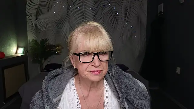Snapshot of Sabina_Ros chatting on 3, 10, 2025 Sabina Ros online show from 3, 10, 2025