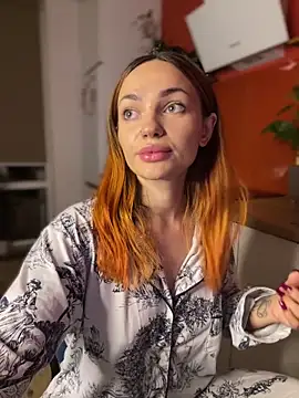 Snapshot of SaraLow chatting on 21, 10, 2025 SaraLow online show from 21, 10, 2025