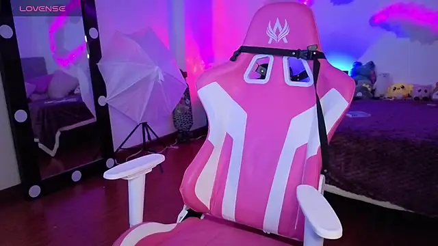 larah uwu online show from 13, 11, 2025