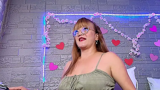 Snapshot of naomi_diamond_ chatting on 14, 12, 2025 naomi diamond online show from 14, 12, 2025