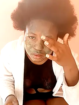 Snapshot of SweetHoney21_ chatting on 2, 10, 2025 SweetHoney21 online show from 2, 10, 2025