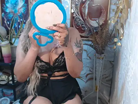 Snapshot of tshot_izzy_88 chatting on 5, 10, 2025 tshot izzy 88 online show from 5, 10, 2025