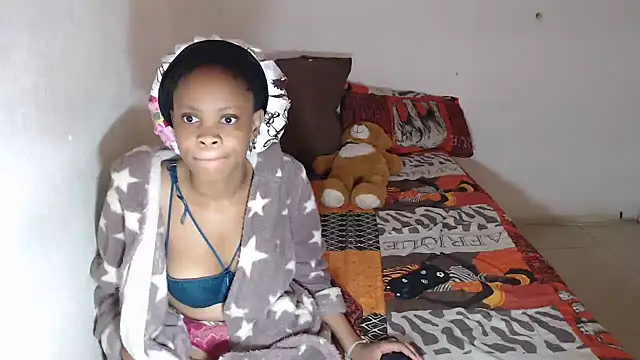 Snapshot of EssenceLovers chatting on 13, 4, 2026 EssenceLovers online show from 13, 4, 2026