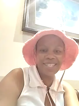 Snapshot of HoneyDripz_94 chatting on 18, 10, 2025 HoneyDripz 94 online show from 18, 10, 2025