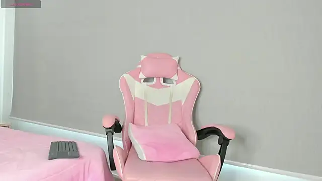 kendal hot01 online show from 7, 11, 2025