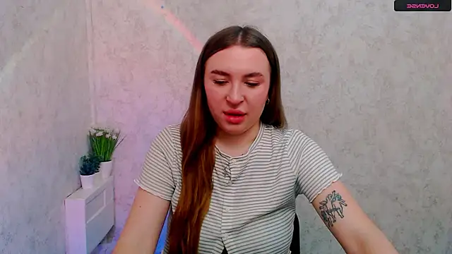 JuliaTopp  online show from 8, 3, 2026