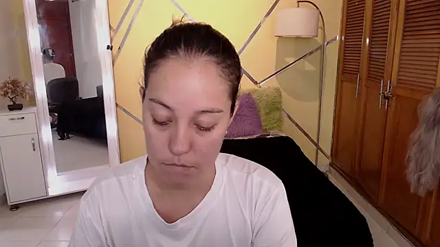 shirleyrojas online show from 15, 12, 2025