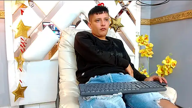 Snapshot of AdrianLewis_ chatting on 30, 9, 2025 AdrianLewis online show from 30, 9, 2025