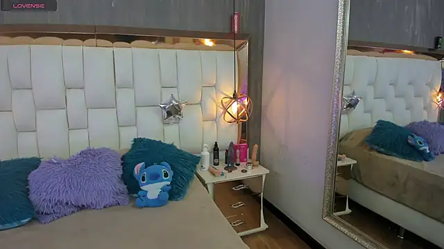 Foxxy Doll online show from 4, 5, 2026