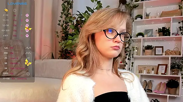 Snapshot of Kara_smalltits chatting on 29, 9, 2025 Kara smalltits online show from 29, 9, 2025