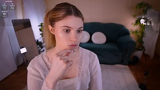 Snapshot of Angell_Wild chatting on 15, 4, 2026 Angell Wild online show from 15, 4, 2026