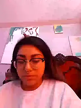 Snapshot of Lovelyrainn chatting on 2, 10, 2025 Lovelyrainn online show from 2, 10, 2025