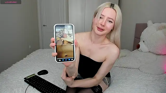 Snapshot of Lilly_lllll chatting on 27, 4, 2026 Lilly lllll online show from 27, 4, 2026