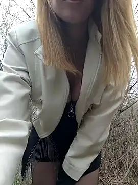 Snapshot of YOOUR_EVAA chatting on 9, 4, 2026 YOOUR EVAA online show from 9, 4, 2026