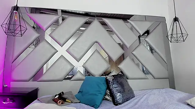 Lorenn Hill online show from 11, 11, 2025