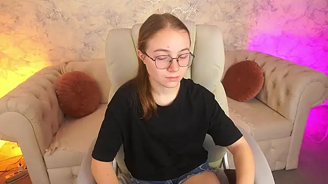 Snapshot of ArrinaWairr chatting on 4, 11, 2025 ArrinaWairr online show from 4, 11, 2025