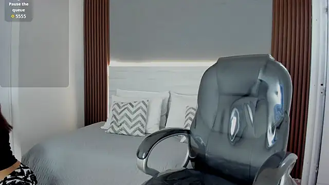 Emmy Meadows online show from 3, 11, 2025