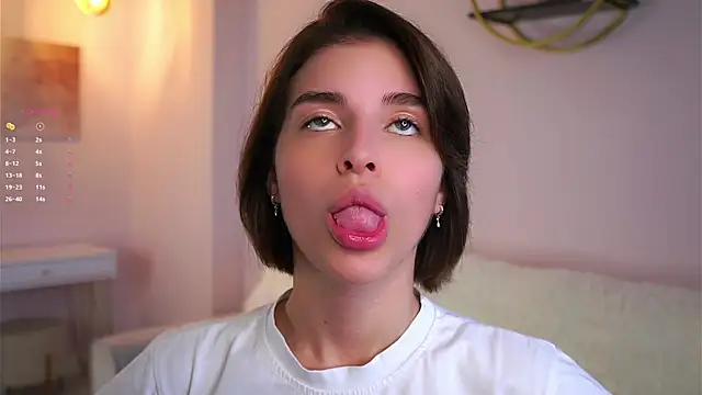 Snapshot of EleneButton chatting on 8, 10, 2025 EleneButton online show from 8, 10, 2025