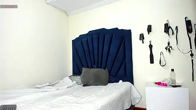 Snapshot of RoxyandAron2 chatting on 18, 3, 2026 RoxyandAron2 online show from 18, 3, 2026