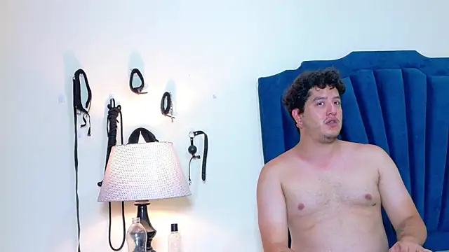 Snapshot of RoxyandAron2 chatting on 1, 4, 2026 RoxyandAron2 online show from 1, 4, 2026