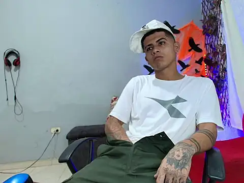 Snapshot of sweet_Brunettes01 chatting on 17, 10, 2025 sweet Brunettes01 online show from 17, 10, 2025