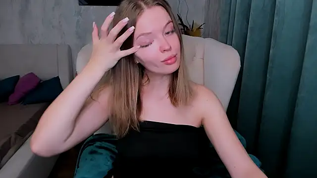 Snapshot of LaurennHill chatting on 12, 10, 2025 LaurennHill online show from 12, 10, 2025