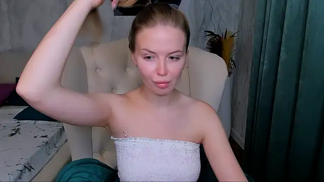 Snapshot of LaurennHill chatting on 26, 10, 2025 LaurennHill online show from 26, 10, 2025