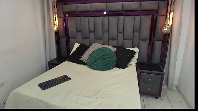 Snapshot of AdelineFiore chatting on 8, 10, 2025 AdelineFiore online show from 8, 10, 2025