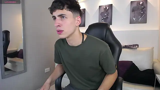 Snapshot of AdrianRinaldi chatting on 24, 9, 2025 AdrianRinaldi online show from 24, 9, 2025