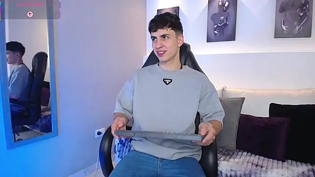 Snapshot of AdrianRinaldi chatting on 25, 9, 2025 AdrianRinaldi online show from 25, 9, 2025