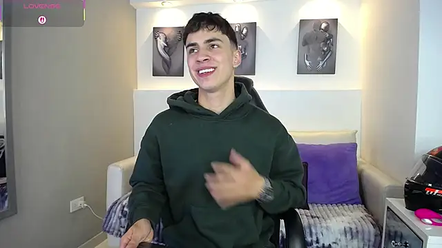 Snapshot of AdrianRinaldi chatting on 4, 10, 2025 AdrianRinaldi online show from 4, 10, 2025