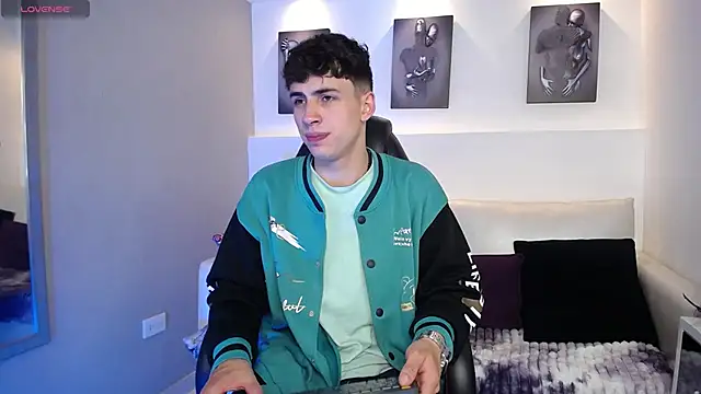 Snapshot of AdrianRinaldi chatting on 6, 10, 2025 AdrianRinaldi online show from 6, 10, 2025