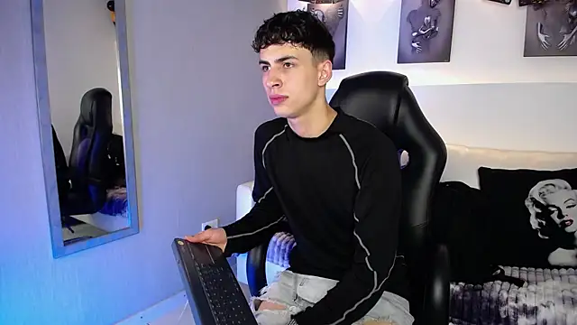 Snapshot of AdrianRinaldi chatting on 9, 10, 2025 AdrianRinaldi online show from 9, 10, 2025