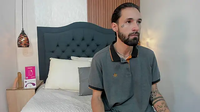 Snapshot of Hisoka_011 chatting on 8, 4, 2026 Hisoka 011 online show from 8, 4, 2026