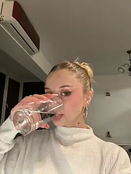 Snapshot of BabyAnais chatting on 8, 11, 2025 BabyAnais online show from 8, 11, 2025