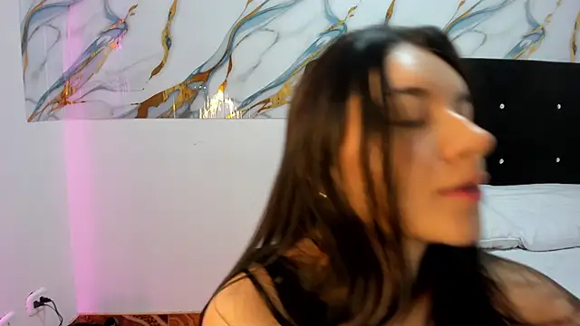 RoxanaBorns  online show from 3, 5, 2026
