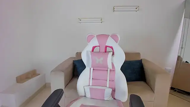 april smiith online show from 18, 9, 2025