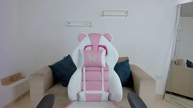 Snapshot of april_smiith chatting on 10, 11, 2025 april smiith online show from 10, 11, 2025