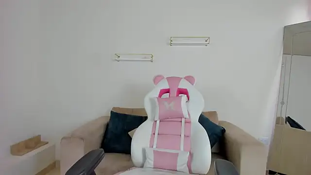 Snapshot of april_smiith chatting on 2, 12, 2025 april smiith online show from 2, 12, 2025