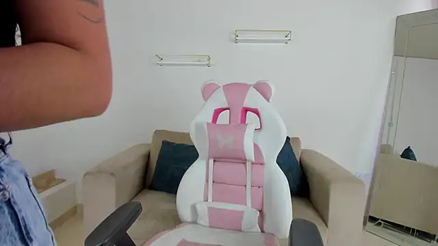 Snapshot of april_smiith chatting on 3, 12, 2025 april smiith online show from 3, 12, 2025