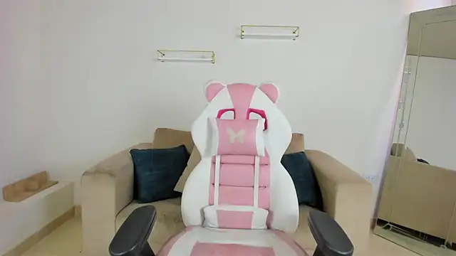 Snapshot of april_smiith chatting on 18, 12, 2025 april smiith online show from 18, 12, 2025