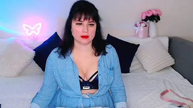 Bella Hillss online show from 2, 10, 2025