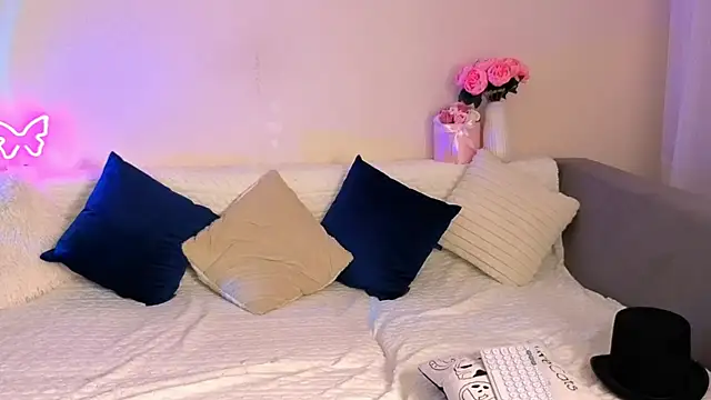 Bella Hillss online show from 6, 11, 2025