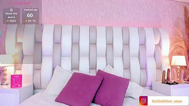 Snapshot of Viollet_xoxo chatting on 7, 2, 2026 Viollet xoxo online show from 7, 2, 2026