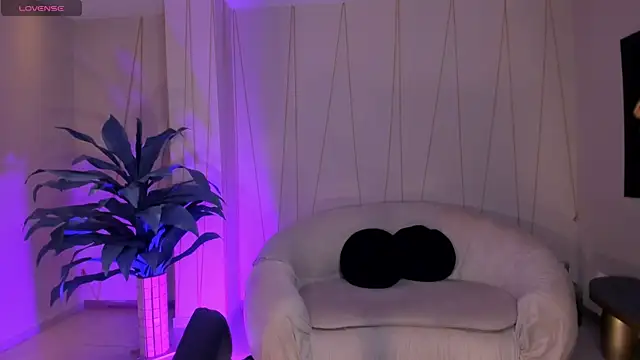 MiaLaurence online show from 3, 11, 2025