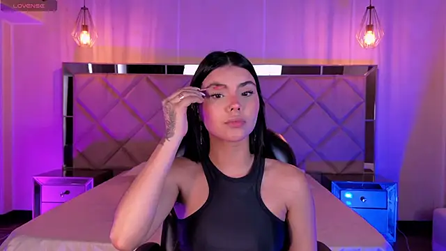 MiaLaurence online show from 9, 5, 2026