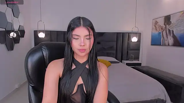 MiaLaurence online show from 25, 6, 2026