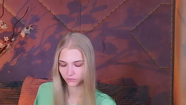 Snapshot of 4example_Chloe chatting on 8, 10, 2025 4example Chloe online show from 8, 10, 2025