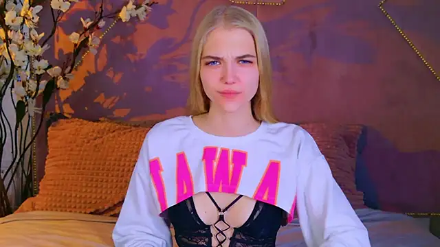 Snapshot of 4example_Chloe chatting on 20, 10, 2025 4example Chloe online show from 20, 10, 2025