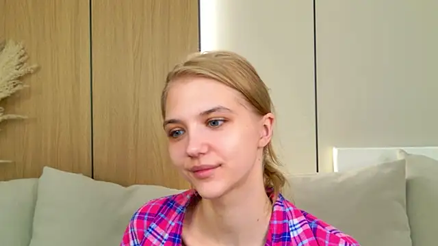 4example Chloe online show from 6, 5, 2026